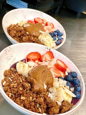 Acai 🥭 Bowl with strawberries 🍓 blueberries 🫐 peanut 🥜 butter 🧈 coconut 🥥 shaving’s 🍌 banana & granola  at Lotta Love in Malmo