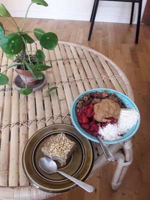 Nut cake and acai-bowl at Lotta Love in Malmo