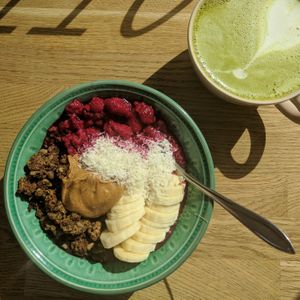 Chai bowl and matcha latte at Lotta Love in Malmo