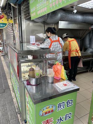   at Shàng Dǐng HuángJiā 上頂皇家 - Main Station in Taipei
