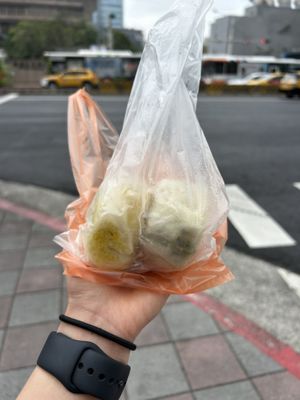 Two nice warm buns to go  at Shàng Dǐng HuángJiā 上頂皇家 - Main Station in Taipei