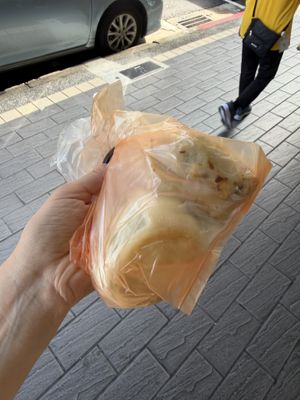Spoon cabbage bun and potstickers   at Shàng Dǐng HuángJiā 上頂皇家 - Main Station in Taipei