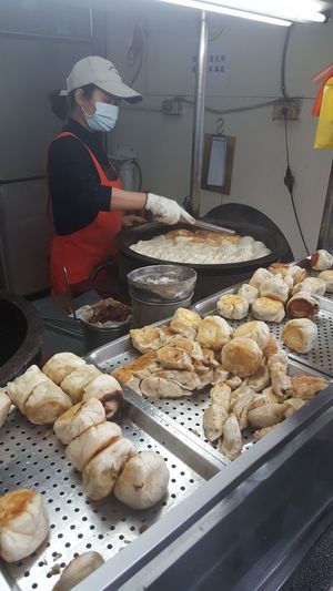 Cooking at Shàng Dǐng HuángJiā 上頂皇家 - Main Station in Taipei