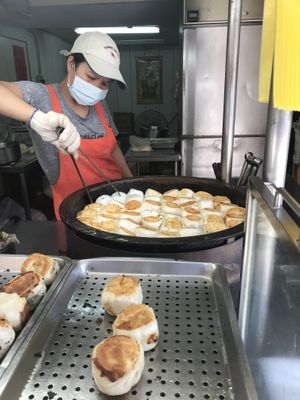 fresh buns at Shàng Dǐng HuángJiā 上頂皇家 - Main Station in Taipei