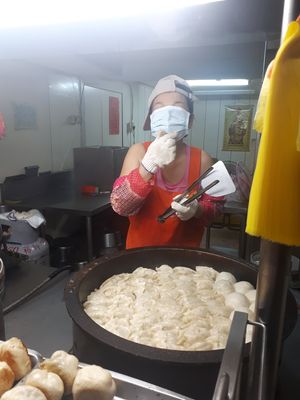 Shop lady hiding at Shàng Dǐng HuángJiā 上頂皇家 - Main Station in Taipei