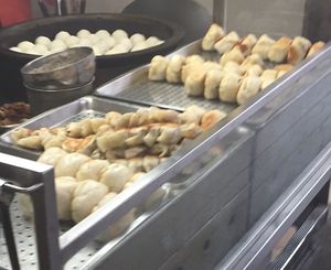 Fried dumplings and buns   at Shàng Dǐng HuángJiā 上頂皇家 - Main Station in Taipei