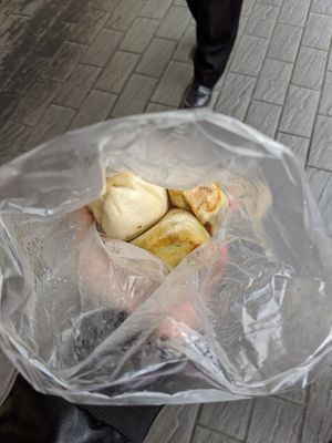 3 buns and a dumpling in a bag! at Shàng Dǐng HuángJiā 上頂皇家 - Main Station in Taipei