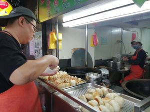I tried one of each and the man allowed me to use my reusable container. at Shàng Dǐng HuángJiā 上頂皇家 - Main Station in Taipei