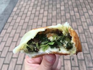 Bun with greens at Shàng Dǐng HuángJiā 上頂皇家 - Main Station in Taipei