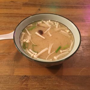 Soupe miso en entrée at Sushi Momo in Montreal