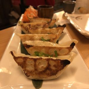 Gyoza (cuits à la poêle) at Sushi Momo in Montreal