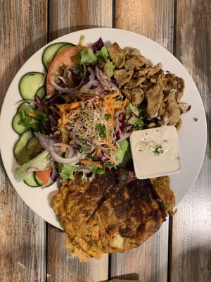 Vegateller mit Hanfling und Seitan-Gyros  at Veganatural in Giessen