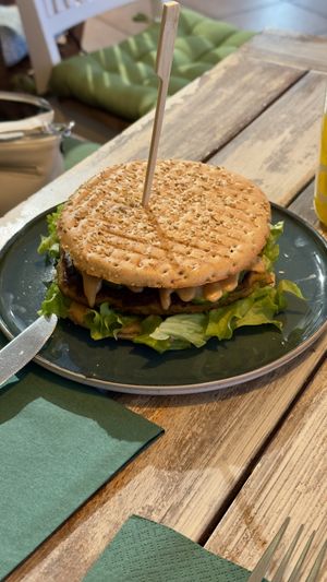 Hanfburger mit Oreganosoße  at Veganatural in Giessen