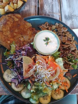 Vegateller, Wrap und Bratkartoffel - alles super lecker. at Veganatural in Giessen