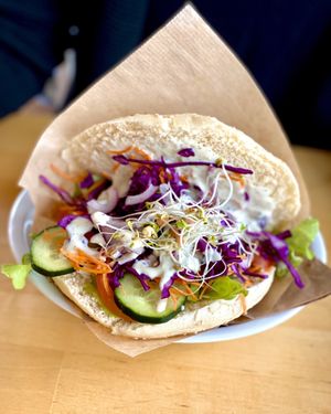 Seitan-Vöner mit Knoblauchsoße  at Veganatural in Giessen