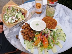 VegaTeller und Döner mit Seitan und Feta at Veganatural in Giessen