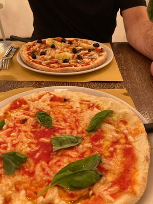 Margarita vegan pizza at Origano Trevi in Rome