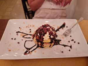 Millefoglie vegana con crema pasticciera, gocce di cioccolato e panna di soia at Origano Trevi in Rome