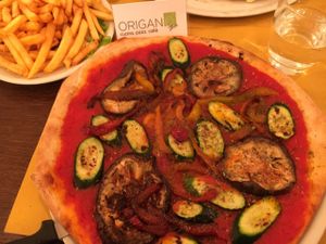 yummy pizza at Origano Trevi in Rome