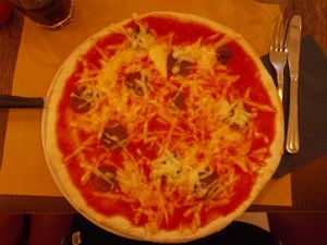 Vegan pizza diavolo at Origano Trevi in Rome
