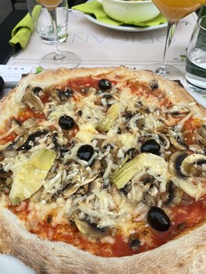 Pizza primavera  at Origano Trevi in Rome