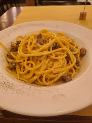 Vegan pasta carbonara at Origano Trevi in Rome