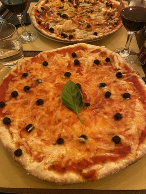 Vegan margarita with olives   at Origano Trevi in Rome