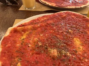 marinara pizza  at Origano Trevi in Rome