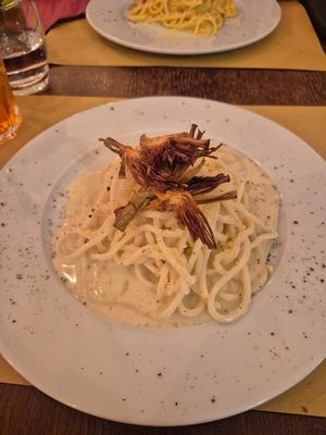Tonnarelli vegani cacio e Pepe con carcorfi croccanti   at Origano Trevi in Rome
