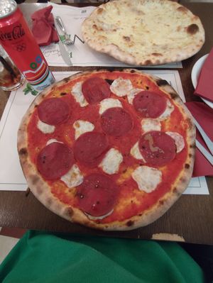 Pizza con salami vegano y tiramisú vegano. at Origano Trevi in Rome