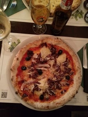 Vegan pizza at Origano Trevi in Rome