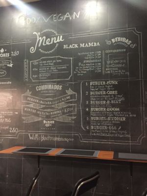 Ambiente do Black Mamba - Vegan Burguers at Black Mamba Burgers and Records in Porto