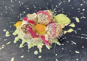 Mini hamburguesa de tofu con crema de calabacín, cebolla marinada.  at Il Vegano Bistrot in Florence