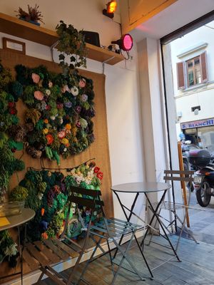 Outdoor tables at Il Vegano Bistrot in Florence