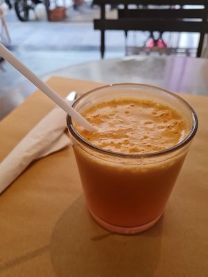 Fruit and veggie extract at Il Vegano Bistrot in Florence