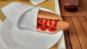 Hot dog at Il Vegano Bistrot in Florence