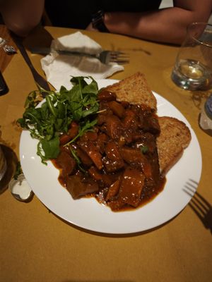 Seitán en salsa con pan tostado at Il Vegano Bistrot in Florence