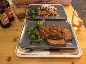 Goulash and Tagliatelle with some nice Dolomiti beers at Il Vegano Bistrot in Florence