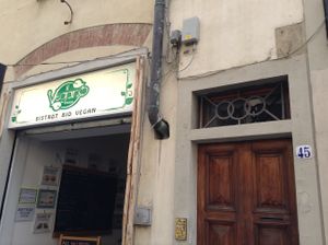 The entrance with the street number nearby. at Il Vegano Bistrot in Florence