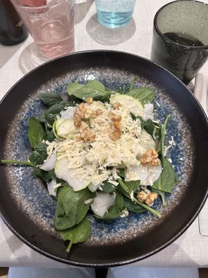 Antipasto: insalata con pera, daikon, noci e formaggio veg   at Amaranto in Ravenna