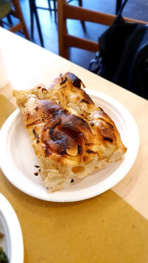 Pizza con cipolle at Rumi Bottega Organica in Rome