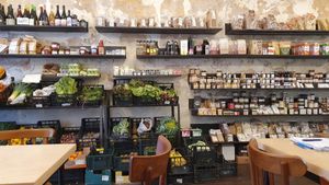Frutta verdura e prodotti bio at Rumi Bottega Organica in Rome