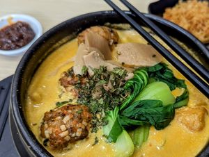 𝙁𝙧𝙚𝙨𝙝 𝙎𝙚𝙖 𝙏𝙧𝙚𝙖𝙨𝙪𝙧𝙚 𝙋𝙤𝙖𝙘𝙝𝙚𝙙 𝙍𝙞𝙘𝙚 $12.90 😋 rice embedded below, with fried rice given separately f at Greendot 绿一点 - Paya Lebar in Central Singapore