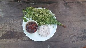 Eat rice with flower at SuratThani Vegetarian in Surat Thani