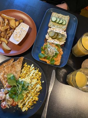 Tofu scramble, potato wedges and mixed toasts with hummus, cheeze, and avocado at Vegan Inspiratsioon in Tallinn