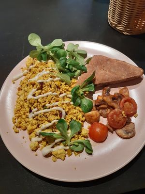 Tofu scramble at Vegan Inspiratsioon in Tallinn