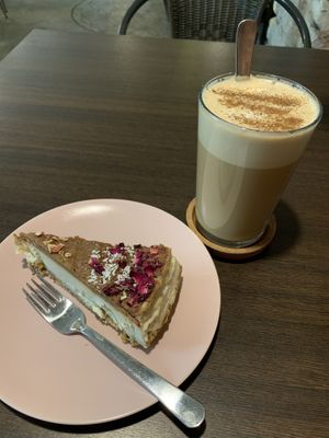 Salted caramel cheesecake and pumpkin spice latte at Vegan Inspiratsioon in Tallinn