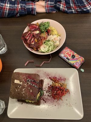 I am quite special burger & inspa bowl of goodness 🥰 at Vegan Inspiratsioon in Tallinn