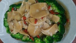 Broccoli with abalone mushroom at Kiat Lim Vegetarian Food 吉林素食 in Northeast Singapore