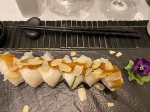 Sushi Roll con asparagi, confettura di fichi e mandorle in scaglie    at Zushi in Turin